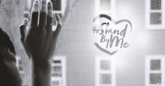 Hand am Fenster mit angehauchtem StandByMe-Logo