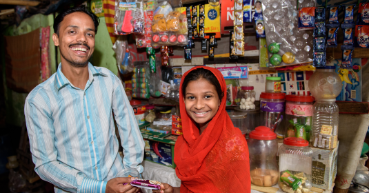 Imran aus Bangladesh mit Tochter in seinem Laden