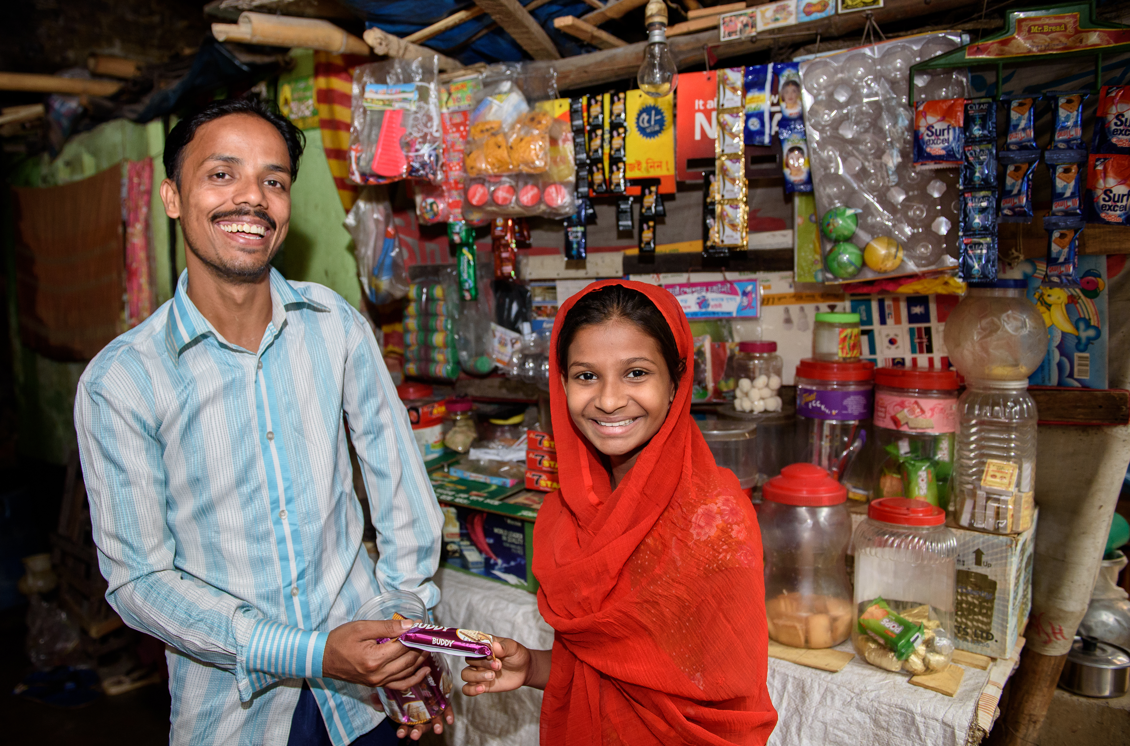 Imran aus Bangladesh mit Tochter in seinem Laden