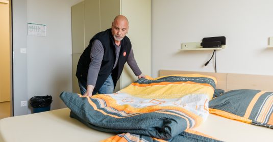 Bruno Wasser prépare une chambre dans le foyer pour passants de Berne