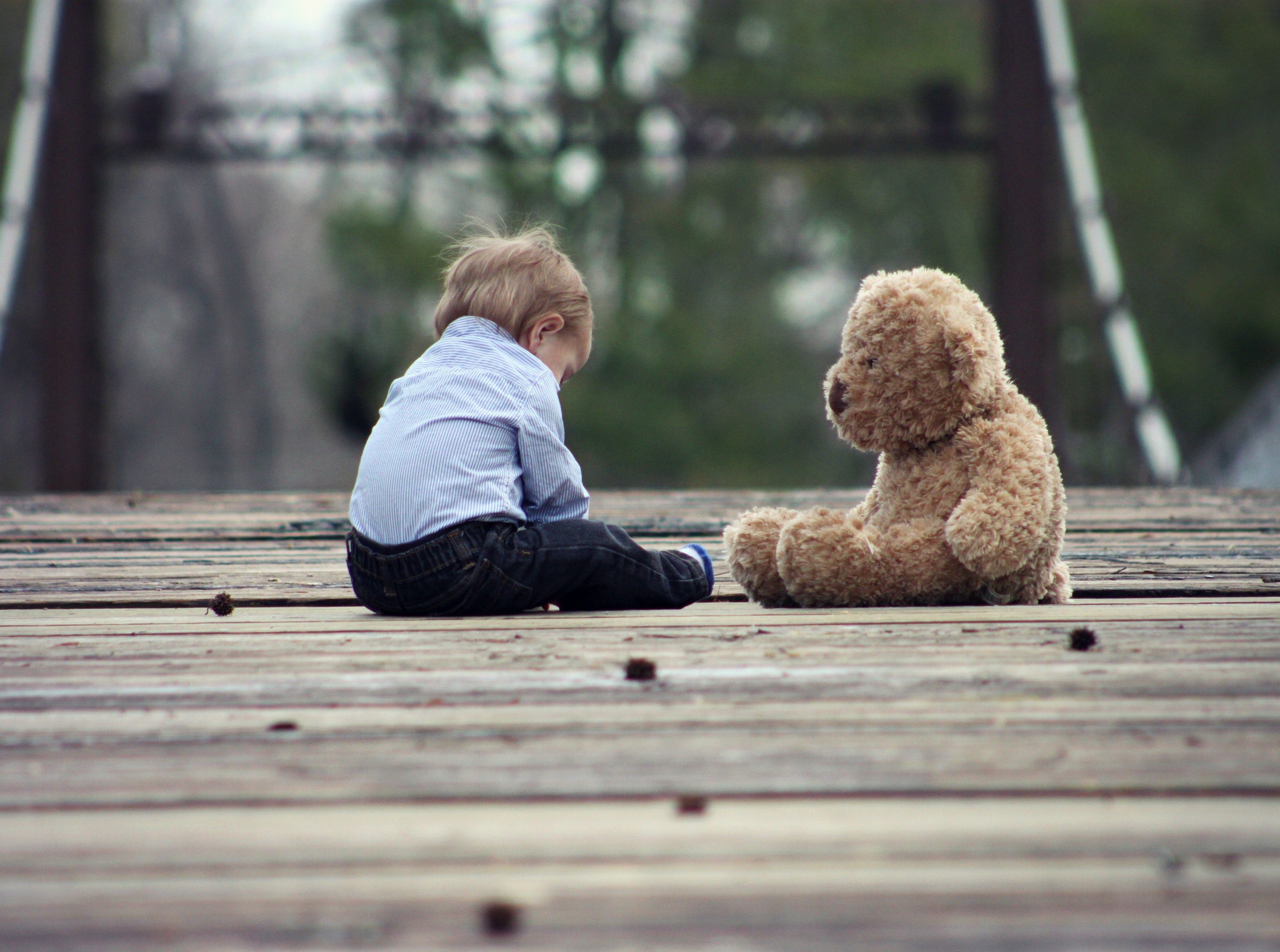 Symbolbild_Kleiner Bub, Junge mit Teddybär