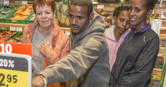 Eine Freiwillige der Flüchtlingshilfe der Heilsarmee bietet geflüchteten Menschen Unterstützung und Orientierung in alltäglichen Situation in der Schweiz, wie hier beispielsweise beim Einkaufen in einem Lebensmittelgeschäft.
