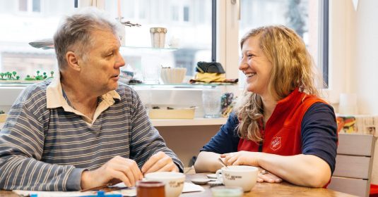 Franz K* im Gespräch mit einer Betreuerin des Hertihus