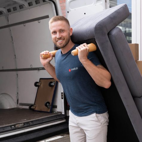 Brocki Räumung - Sofa wird in Lieferwagen getragen