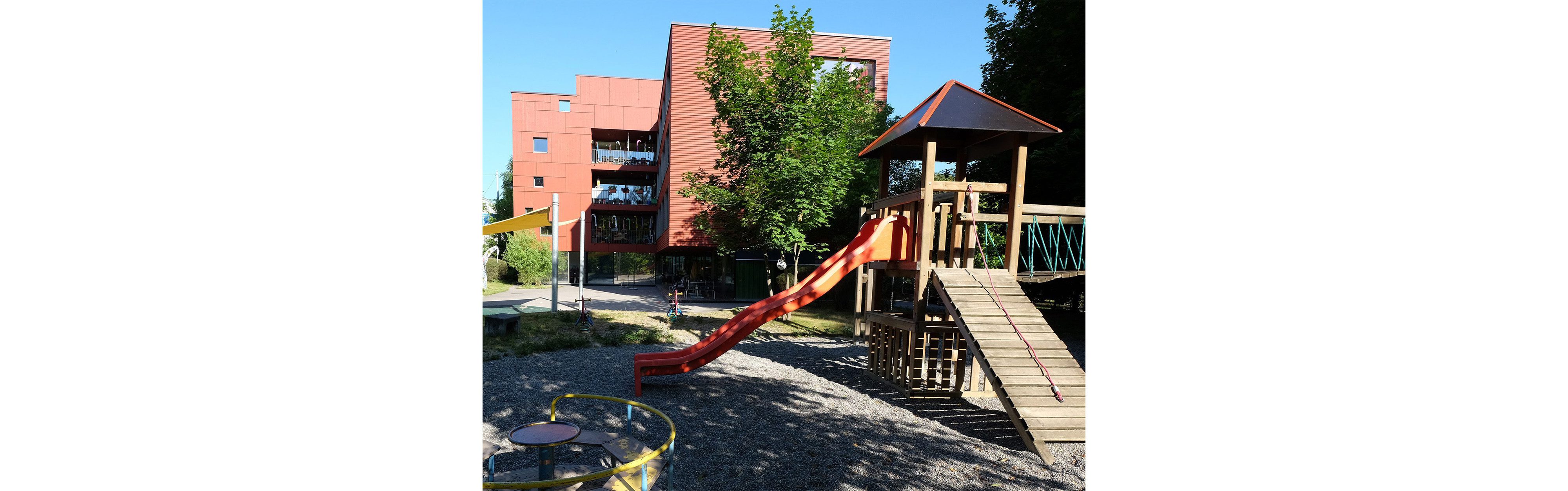 Kinderhaus Holee_Aussenbereich mit Spielplatz