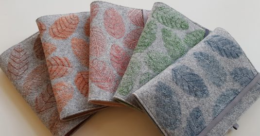 Im Textilprogramm Basel hergestellte Tage- oder Notizbuchhüllen aus Stoff