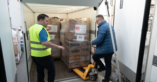 Beladung des Transporters mit Hilfsgütern für die Ukraine. Heilsarmee Biel