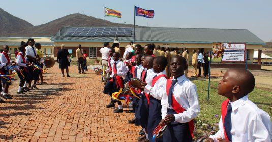 Kinder vor der neuen Schule Sekuru Sande in Simbabwe, deren Bau die Heilsarmee unterstützt hat.