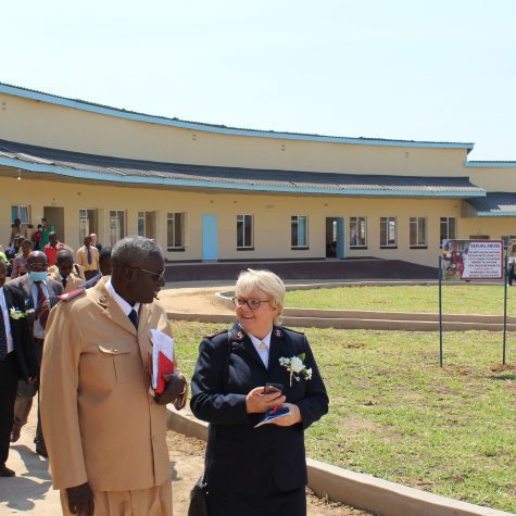 Kommissärin Lisbeth Andersen besucht die Sekuru Sande Schule in Simbabwe