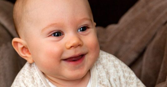 Foto eines lachenden Babys