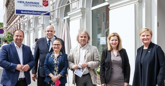 Gruppenfoto anlässlich der Eröffnung des Heilsarmee Chancenhaus SalztorZentrum