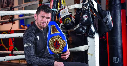 Portrait von Arnold Gjergiaj, alias Arnold the cobra. Profiboxer