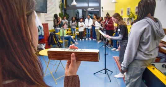 Gemeinsames Musizieren im S'Place der Heilsarmee Basel