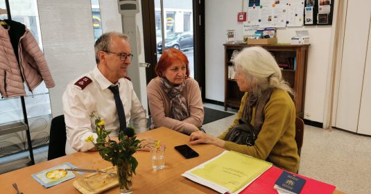 Le Poste de l'Armée du Salut à Neuchâtel : un vielle dame parle avec les officiers