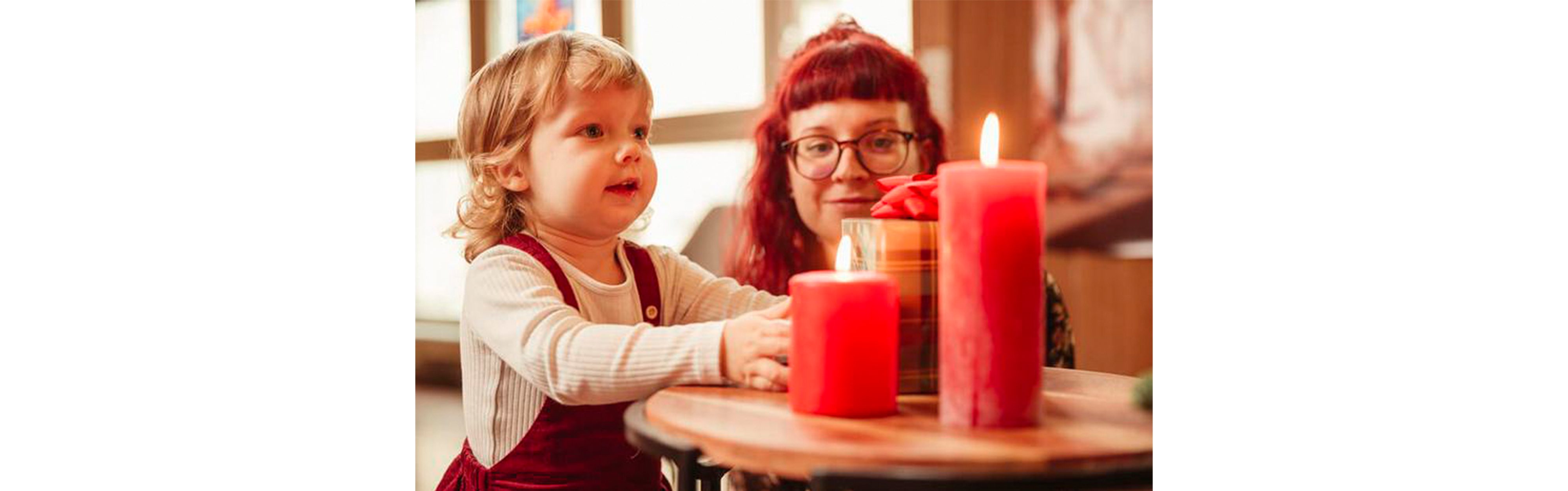 Kind bekommt weihnachtsgeschenk