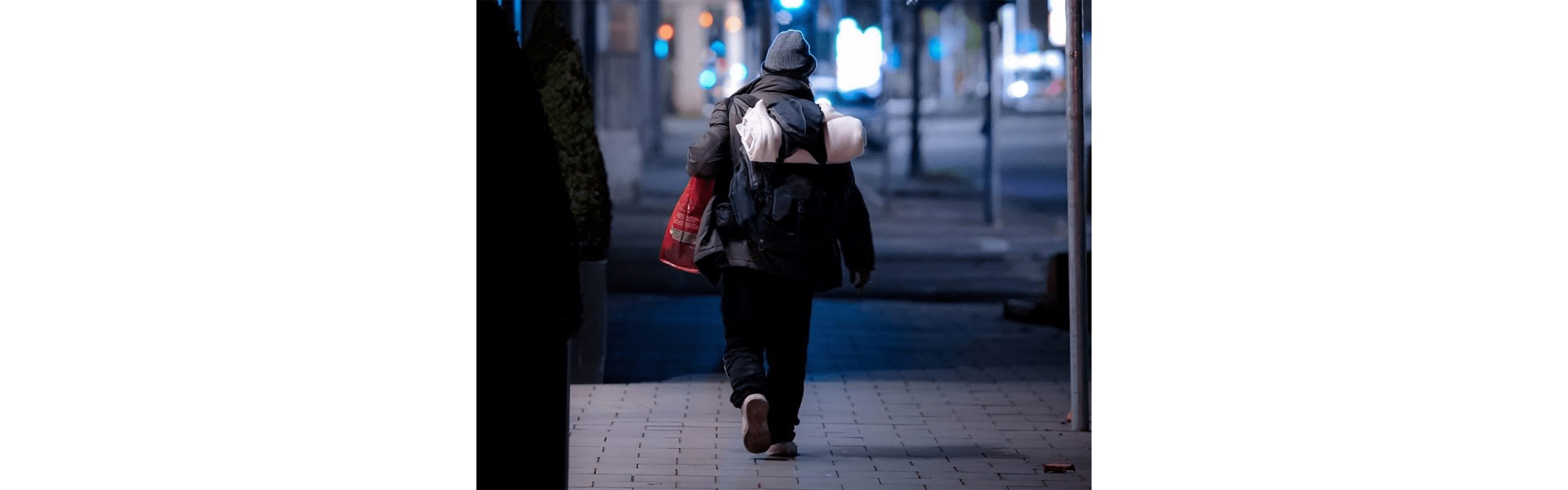 Symbolbild einer obdachlosen Person in der Nacht.