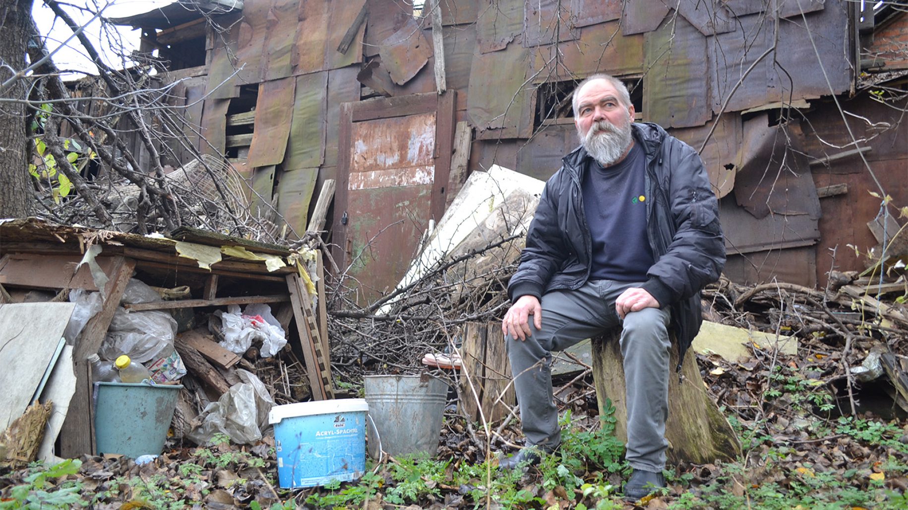 ukraine-mann-vor-zerstörtem-haus