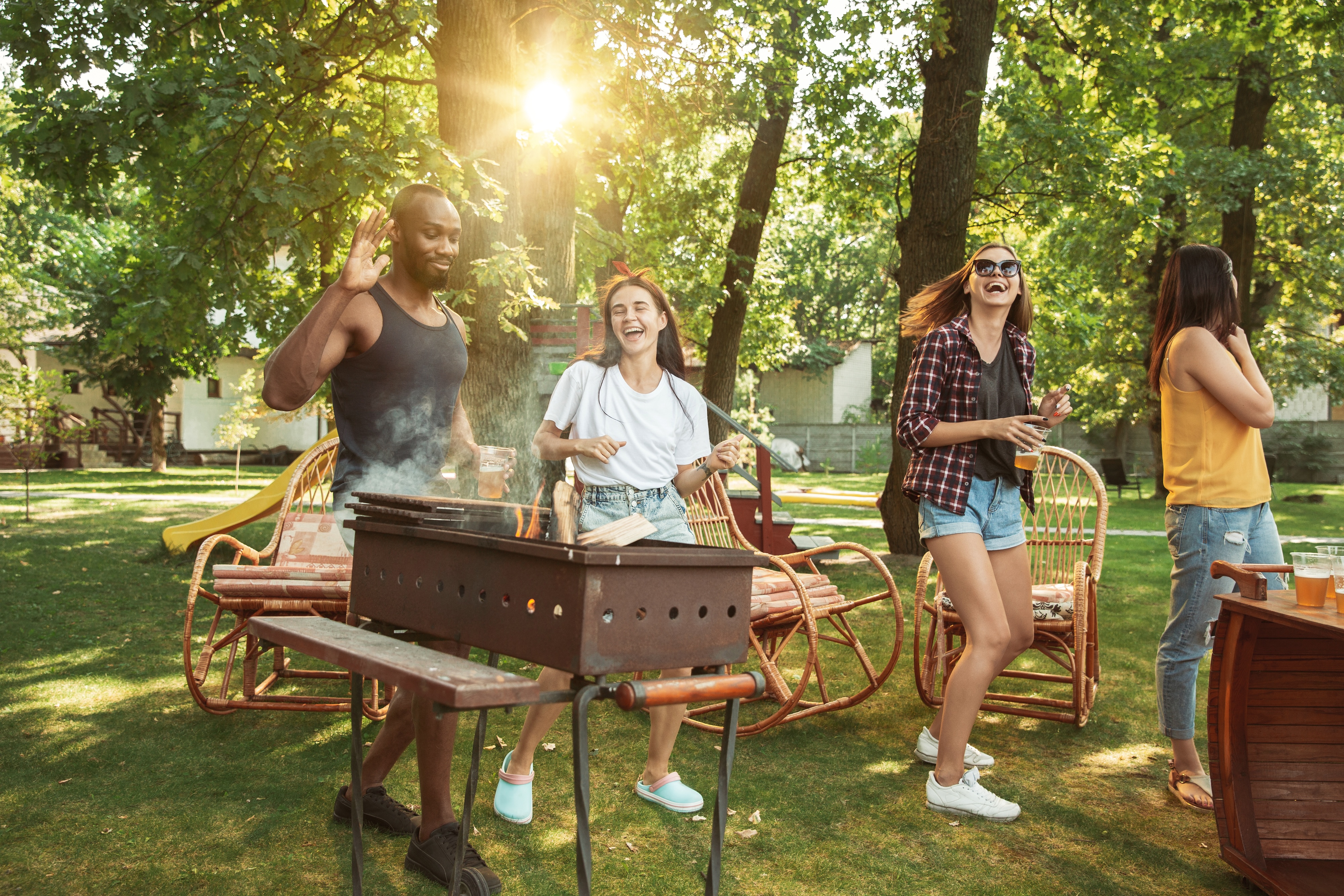 Freunde halten ein BBQ in ihrem Garten ab.