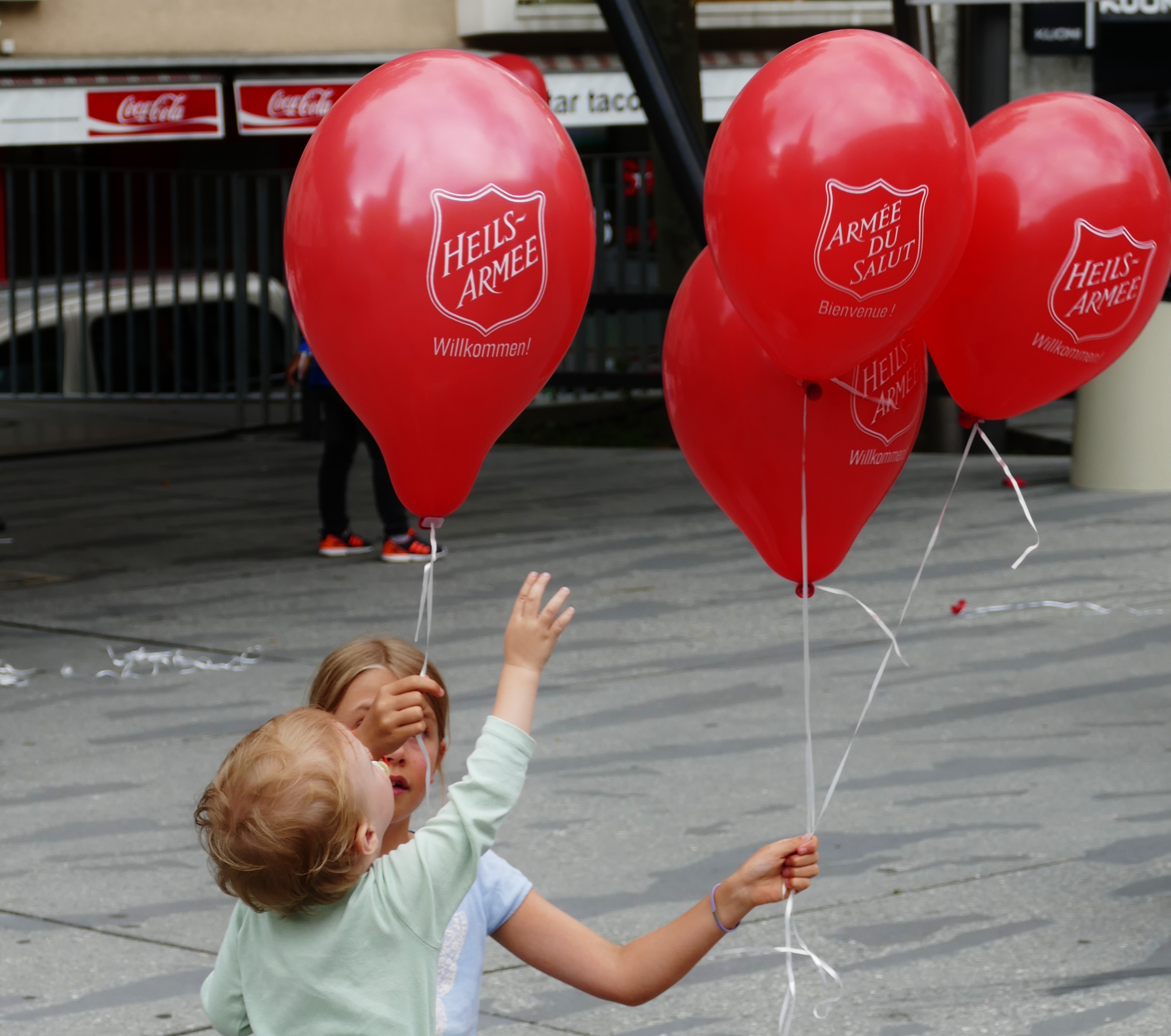 Kinder mit Ballonen der heilsarmee