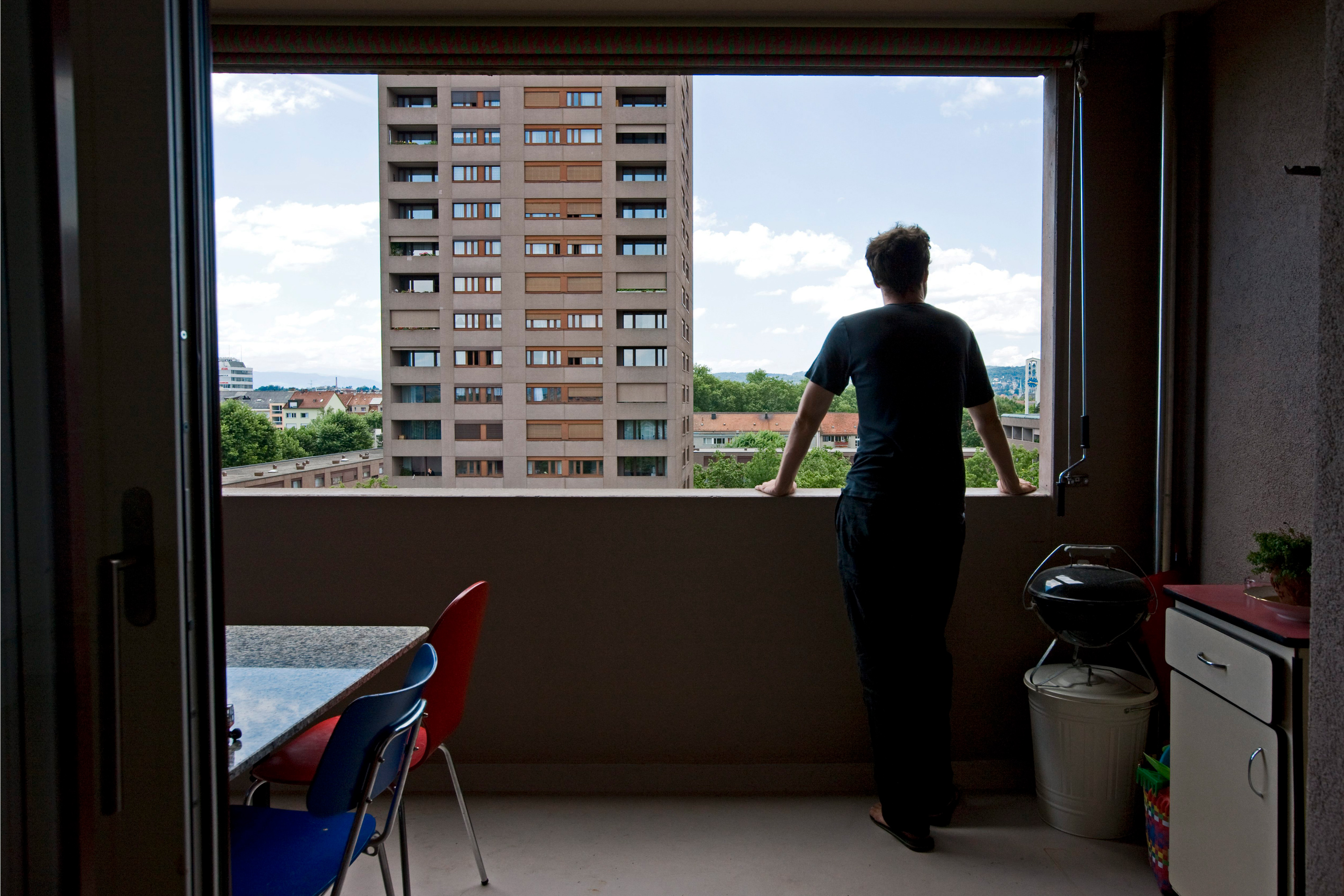 Mann-auf-Balkon_header