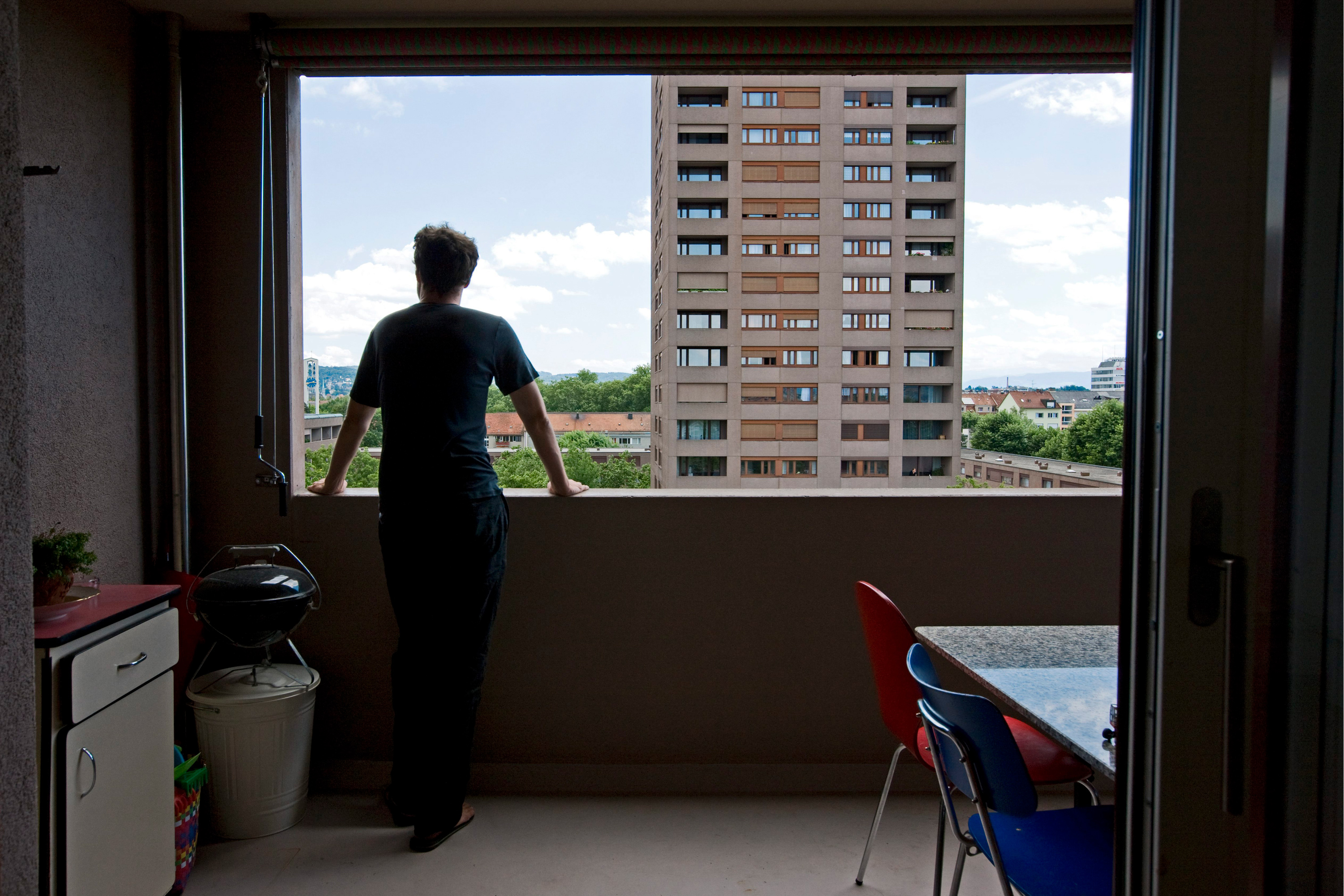 Mann-auf-Balkon_spenden-cta